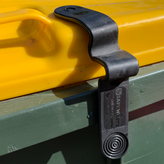 SafeWaste Push Clip Lid Latch
